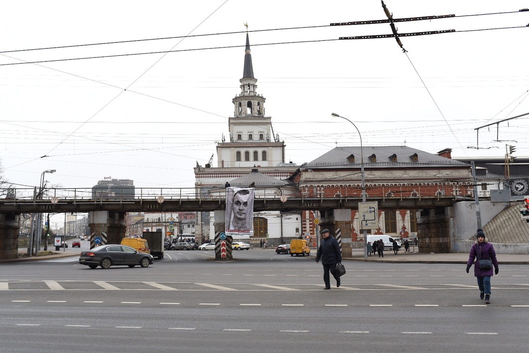 В Москве активисты вывесили громадный баннер с изображением Олега Сенцова