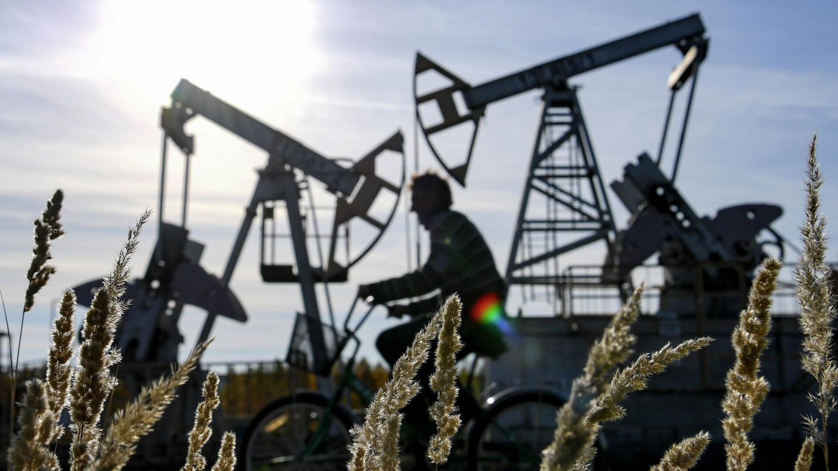 России предрекли крах нефтяной отрасли после установления "ценового потолка"