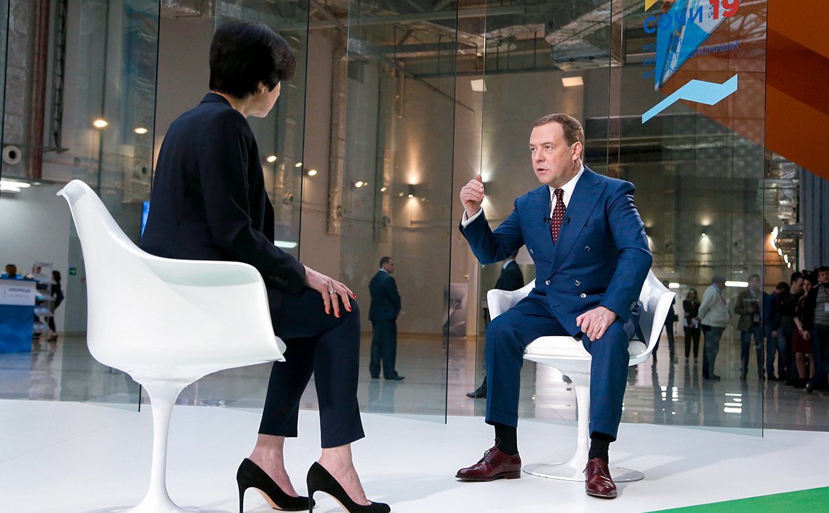 Фото с Медведевым взорвало соцсети: из-за роста во время интервью в Сочи произошел скандальный казус