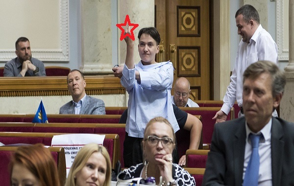 Скандальная депутатка Савченко вновь отличилась: появилось фото неприличного жеста, который она показала коллеге в Верховной Раде