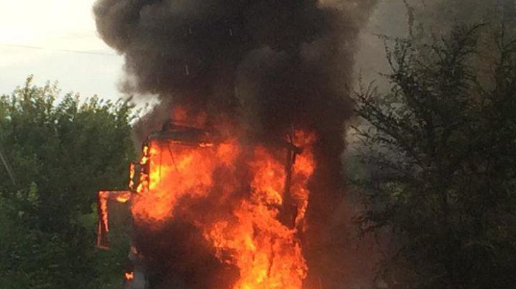 Боевики в зоне АТО выстрелом из танка уничтожили фуру с контрабандой 