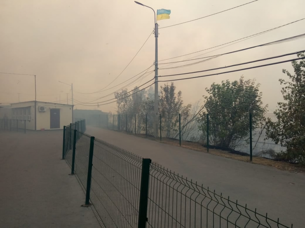 Пожары в Луганской области: горит КПВВ в Станице Луганской