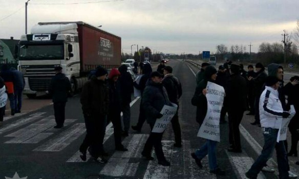 На Львовщине десятки людей перекрыли дорогу на границе с Польшей: стала известна причина - кадры