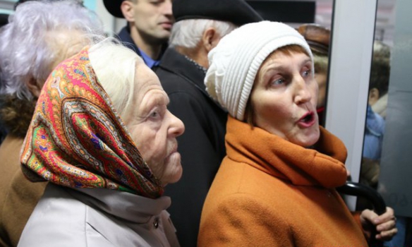 Массовый пикет в Виннице: сотни пенсионеров штурмовали горсовет с целью "раскулачивания" депутатов и введения моратория на повышение тарифов (кадры)
