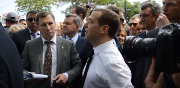 Медведев - крымским пенсионерам: денег нет, их вообще не будет! Но вы держитесь здесь - хорошего вам настроения! 
