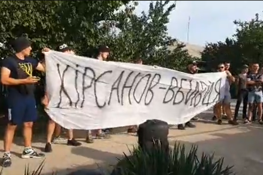 В Мариуполе принесли гроб к дому "ДНРовца" Кирсанова, убившего 30 человек, - резонансные кадры