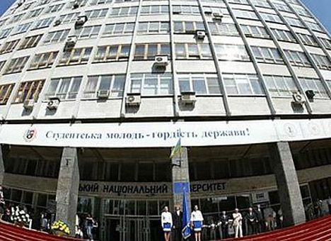 Фонд Ахметова подарил ДонНУ в Виннице технику: ноутбуки, проекторы и экраны