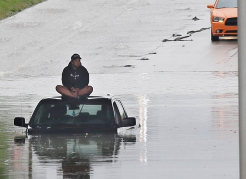 Потоп в США смывает авто, а дороги превращает в поймы рек