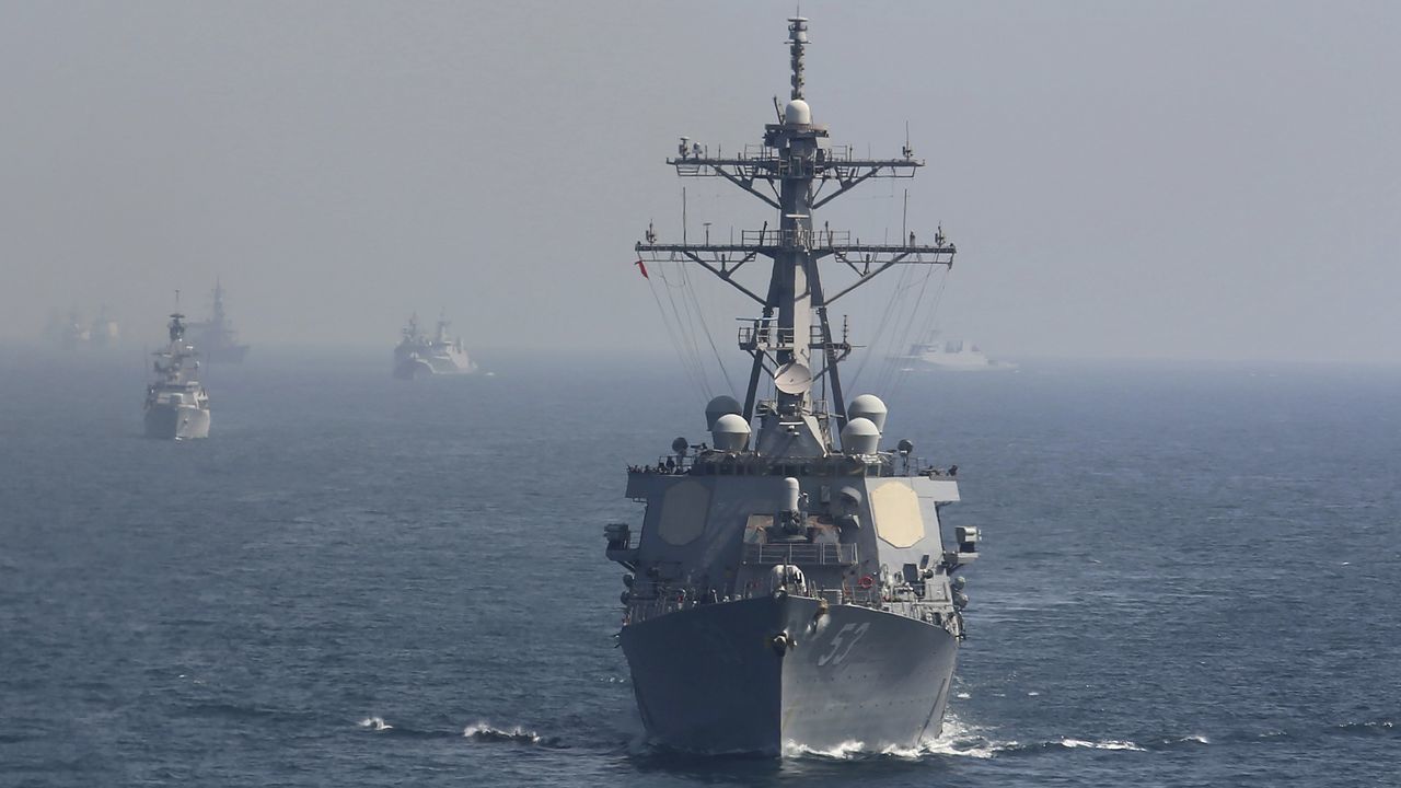 Россия начала военные учения в Черном море на фоне прибытия кораблей США – ситуация накаляется