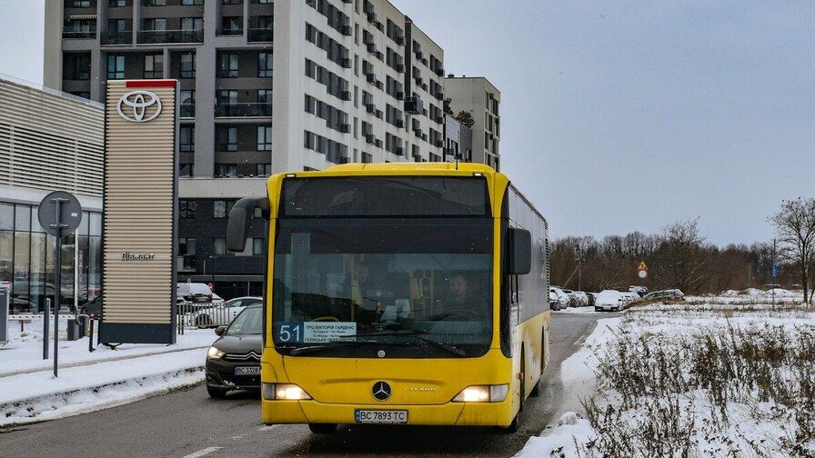 "Кто додумался?" – во Львове троллейбусы отключили от электричества, мэр Садовой обвинил Киев 