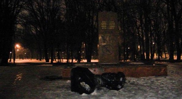 В Харькове ночью повалили памятники Ленину и Постышеву