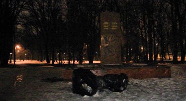 В Харькове ночью повалили памятники Ленину и Постышеву