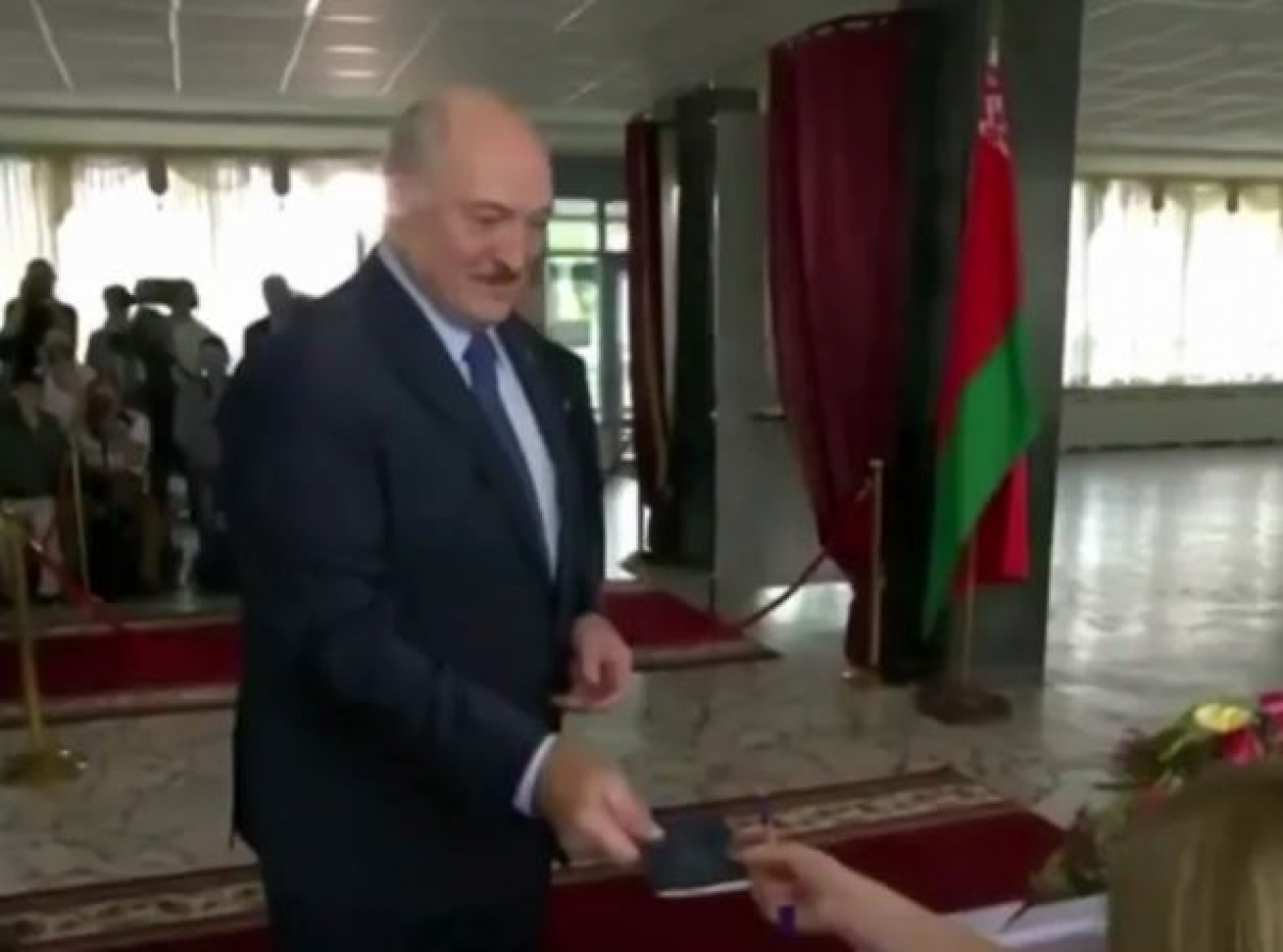  Лукашенко проголосовал на выборах: пришел с сыном Колей, много шутил