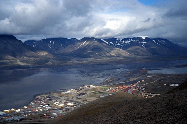 Российский вертолет с экипажем рухнул в море в районе Шпицбергена