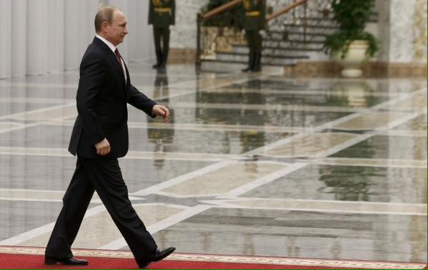 "Дикий ковбой Путин": западные СМИ проанализировали забавную походку российского президента