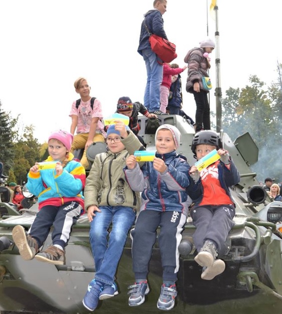 Краматорск – это Украина! Штаб АТО на День города организовал для местных детей военно-патриотическую акцию "Армия - детям!"