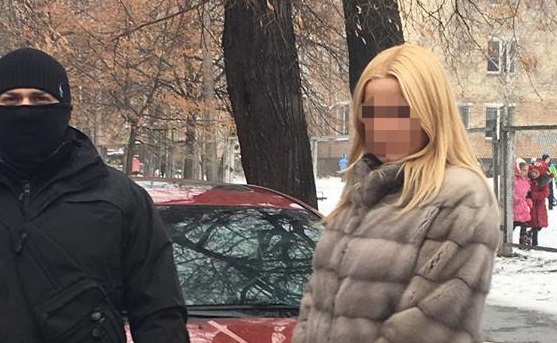 В Киеве СБУ задержала "на горячем" полицейскую-взяточницу: в Сети дискутируют по поводу ее роскошного одеяния
