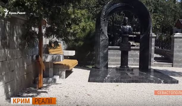 Как сегодня в Крыму выглядит могила Януковича-младшего: бетонный забор, громкоговорители и охрана – видео 