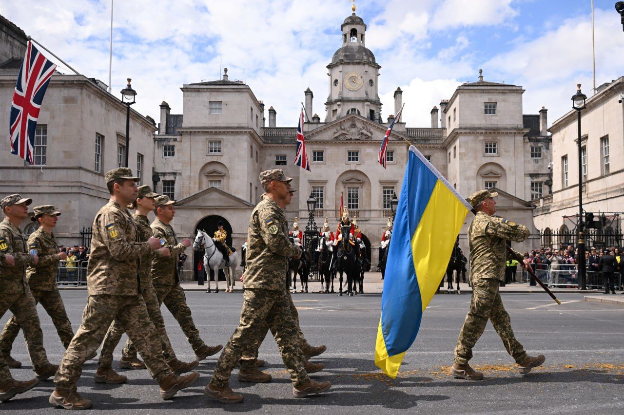 ​ВСУ на параде Победы в Лондоне: король Карл III приветствовал украинских воинов
