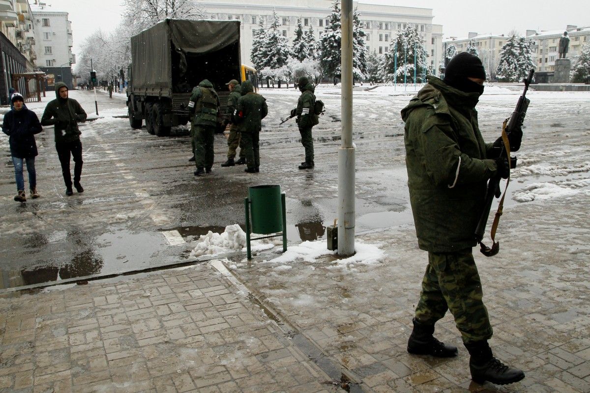 Соцсети подтверждают: в Луганске боевики обязали мужчин срочно явиться в военкоматы - жители "ЛНР" встревожены последствиями