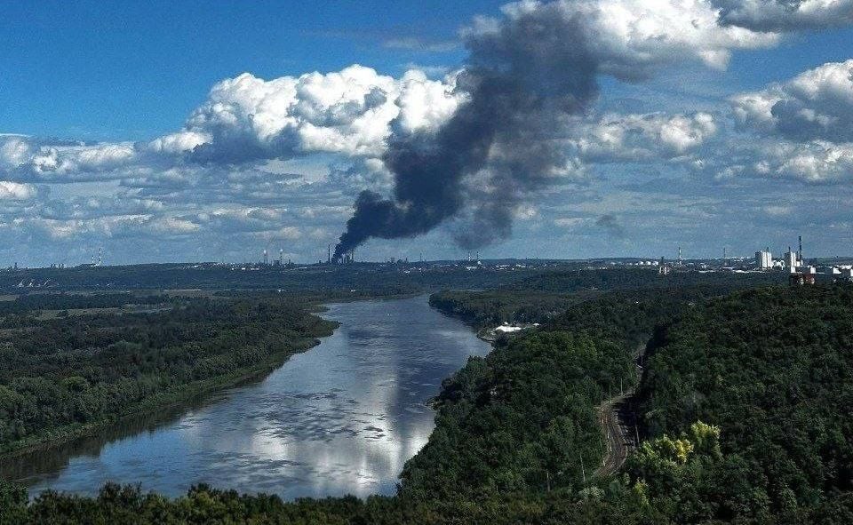В Уфе после налета украинских БПЛА сильно полыхает НПЗ