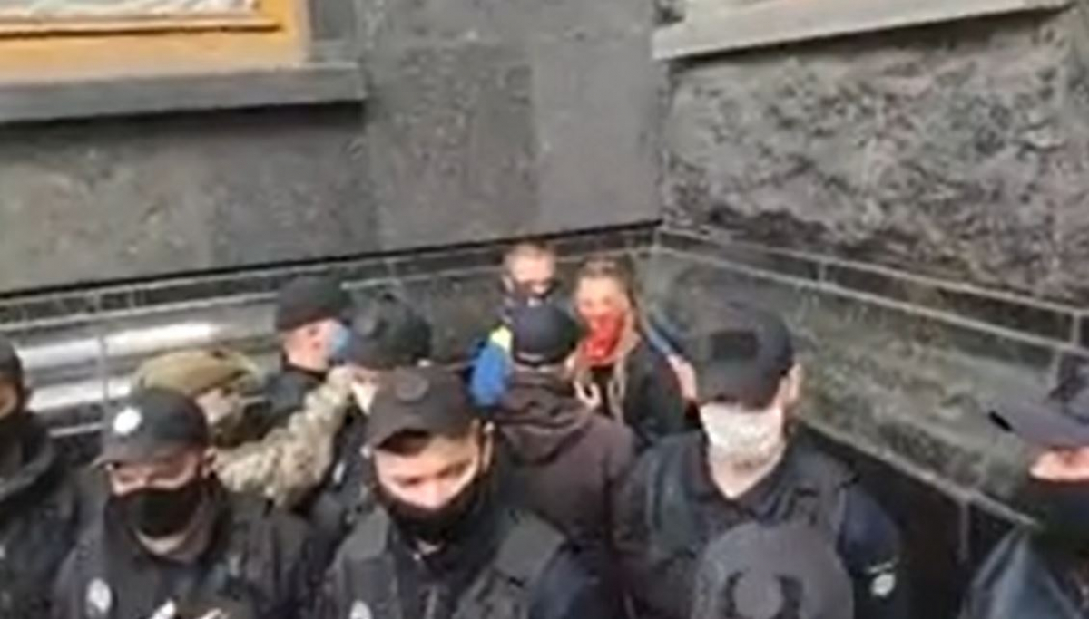 ​В Киеве под Офисом Зеленского на акции против Ермака жгут шины – начались стычки полиции и активистов
