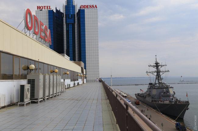 ​Запрет на съемку и женщины на корабле: в Одессу прибыл ракетный эсминец из США - названа причина
