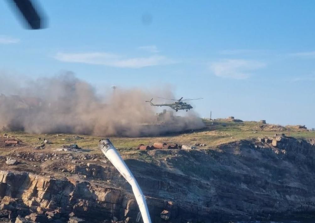 Новые фото бегства российских военных на двух вертолетах со Змеиного: брошена техника, остров в дыму