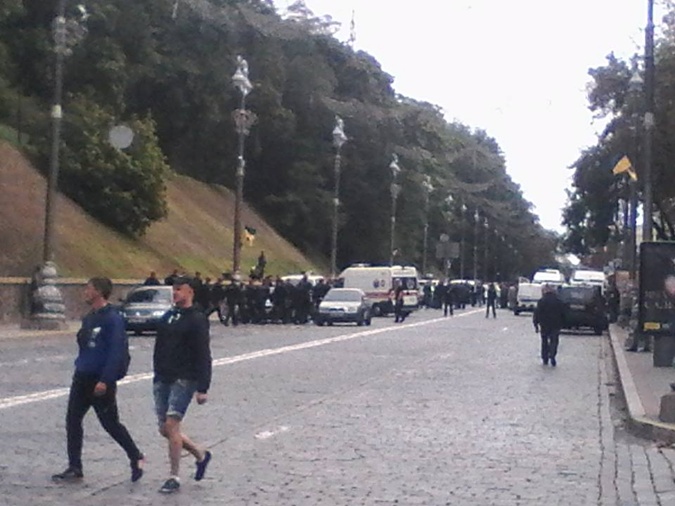 Чудовищный взрыв в центре Киева: тяжелораненая женщина лежит на асфальте, еще один мужчина ранен в голову – новые кадры с места ЧП