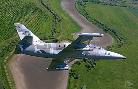 Загадочная авиакатастрофа: военный самолет Л-39 рухнул вблизи Хмельницкого по неизвестным причинам - двое пилотов трагически погибли