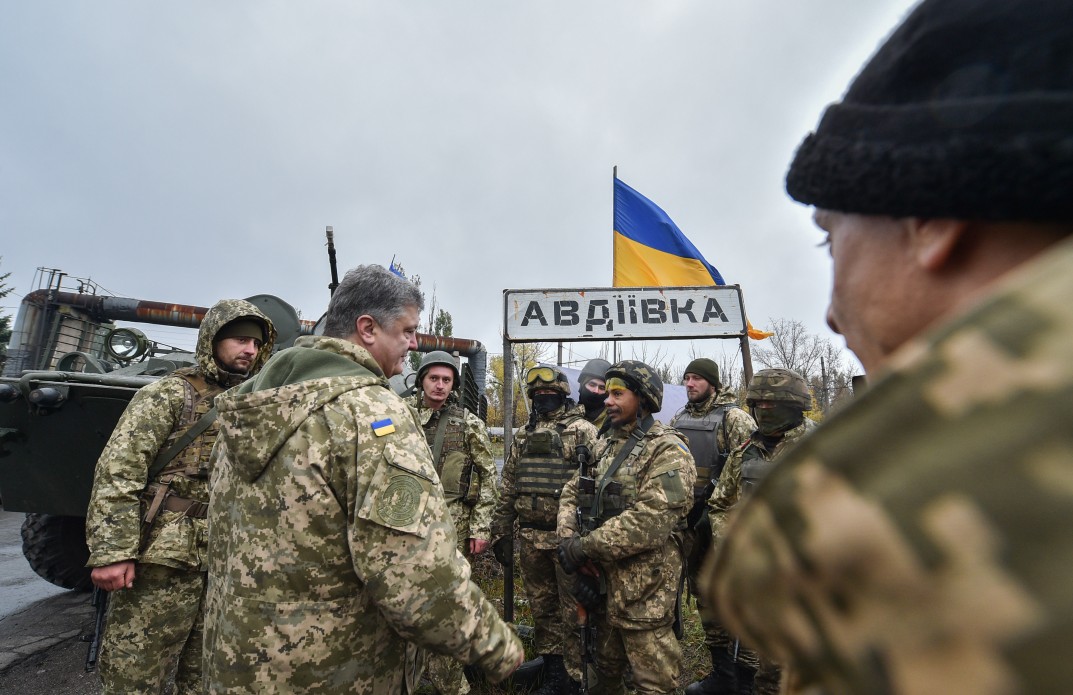 "Большая часть стран-членов ООН полностью поддерживают Украину",- Порошенко заверил бойцов АТО в Авдеевке, что введении миротворцев на Донбасс не за горами