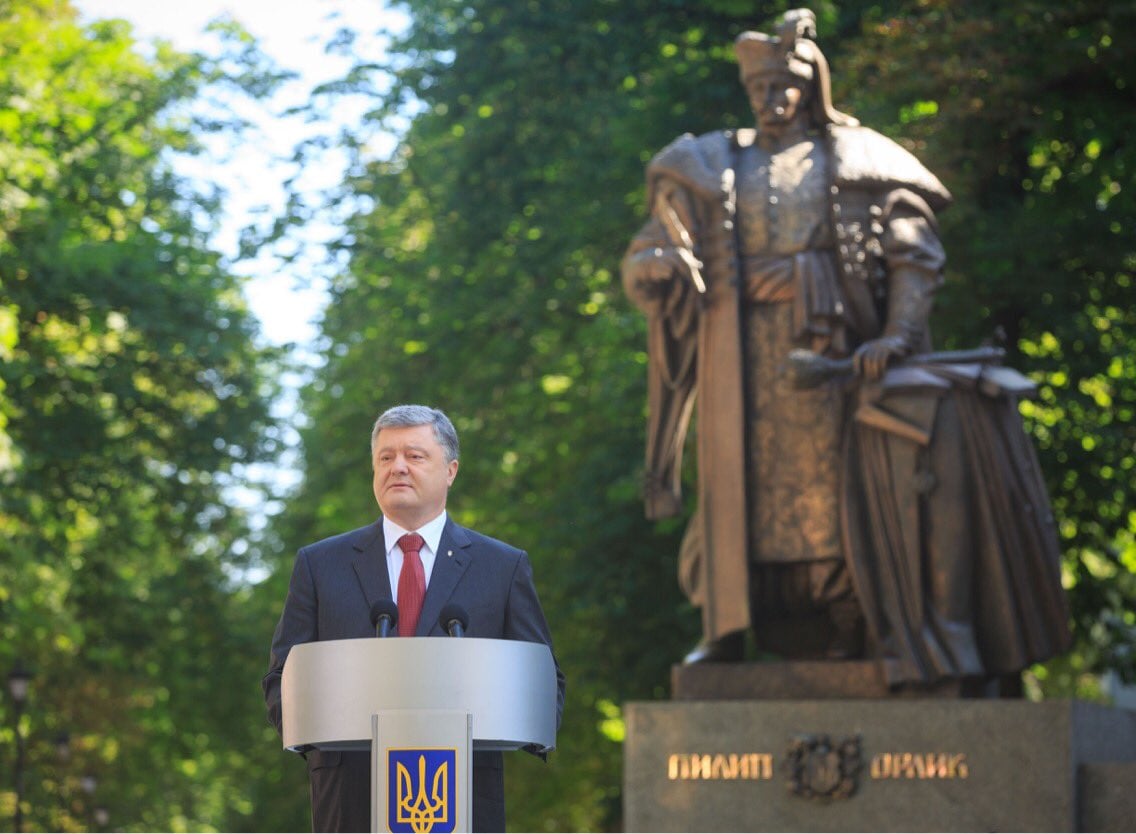 “Раз и навсегда уравнять себя в правах с гражданами Украины", - Порошенко сделал важное заявление в День Конституции 
