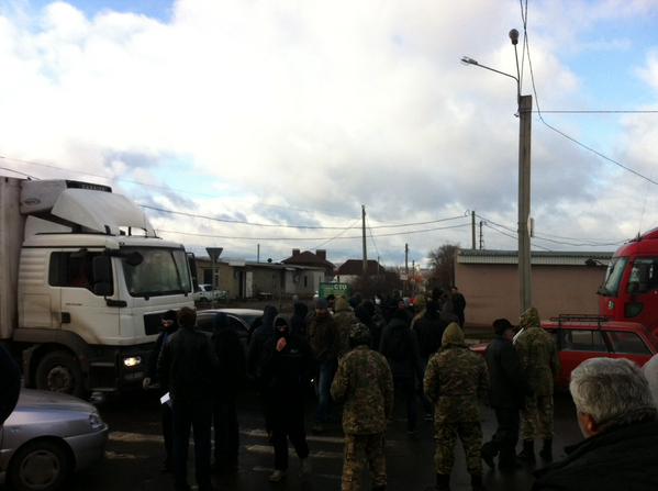 В Харькове активисты перекрыли выезд из города, началась драка
