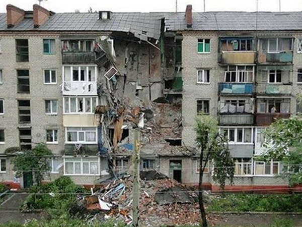 В Славянске отремонтирован разрушенный подъезд пятиэтажки, фото которого в своих сюжетах использовали российские телеканалы 