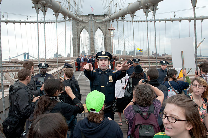 Несколько тысяч манифестантов перекрыли движение на Бруклинском мосту