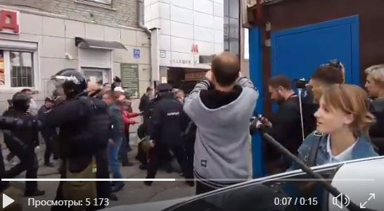 Россию захлестнули мощные пенсионные митинги: полиция избивает митингующих, задерживают даже детей - кадры