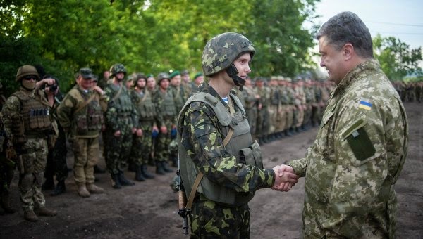 "Мужество создает победителей, единство создает непобежденных! Давайте будем едиными и сильными!" - Порошенко призвал поддержать армию Украины – кадры