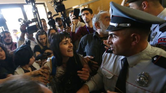 В Ереване снова протесты: захватили здание мэрии и требуют отставки мэра, чиновники вызвали полицию