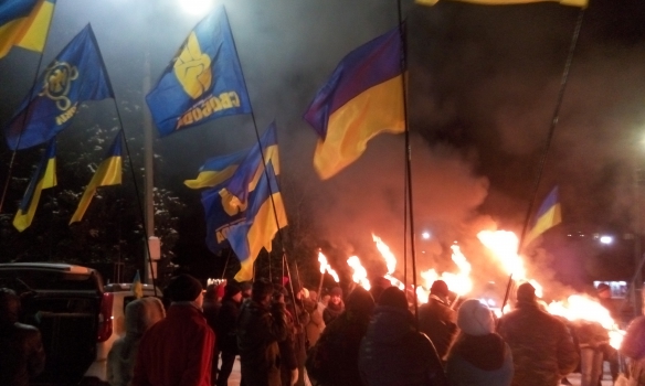 В Славянске сотни людей почтили память Бандеры факельным шествием 