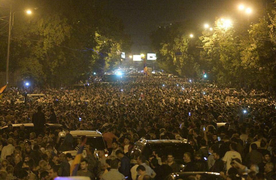 ​Армения "бурлит": крупнейшие города восстали по призыву внезапно ушедшего в отставку лидера Пашиняна