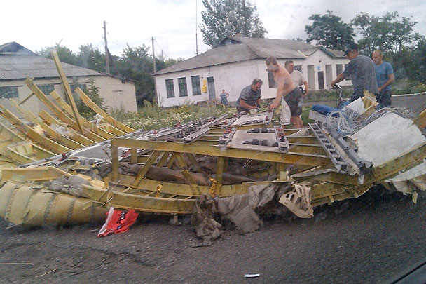 СМИ: на месте катастрофы малайзийского "Боинга" под Донецком найдены осколки ЗРК "Бук"