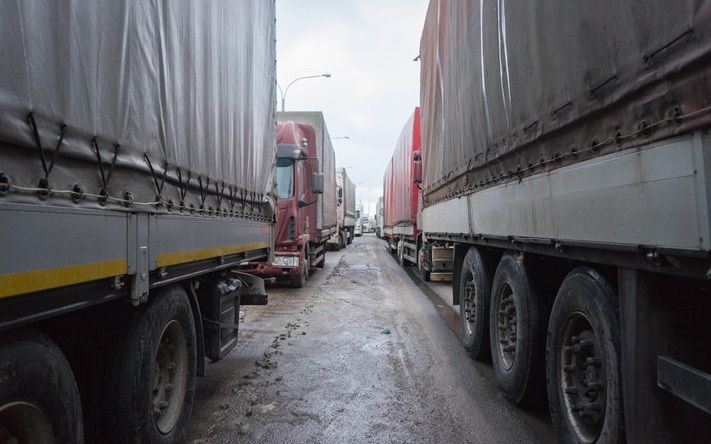 На видео попала массовая драка дальнобойщиков под Ужгородом