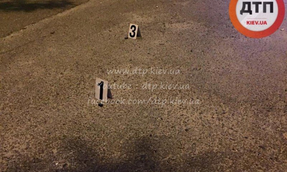 В Киеве около парка неизвестный устроил стрельбу и ранил двоих