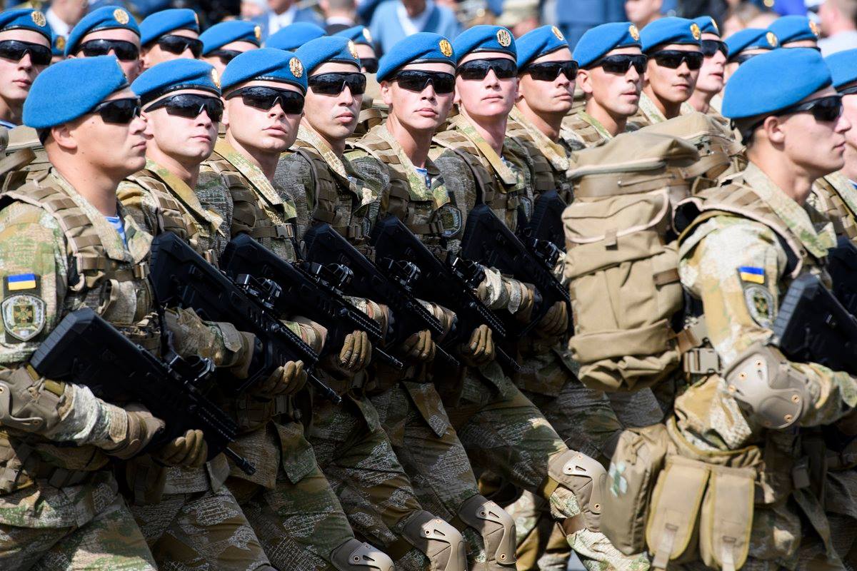 Сильні, кремезні, могутні, відважні, засмаглі, вусаті і без... це наші Герої це наші солдати...ми любимо їх!!! Україна - їх мати!!! Слава воїнам і слава Україні!!!
