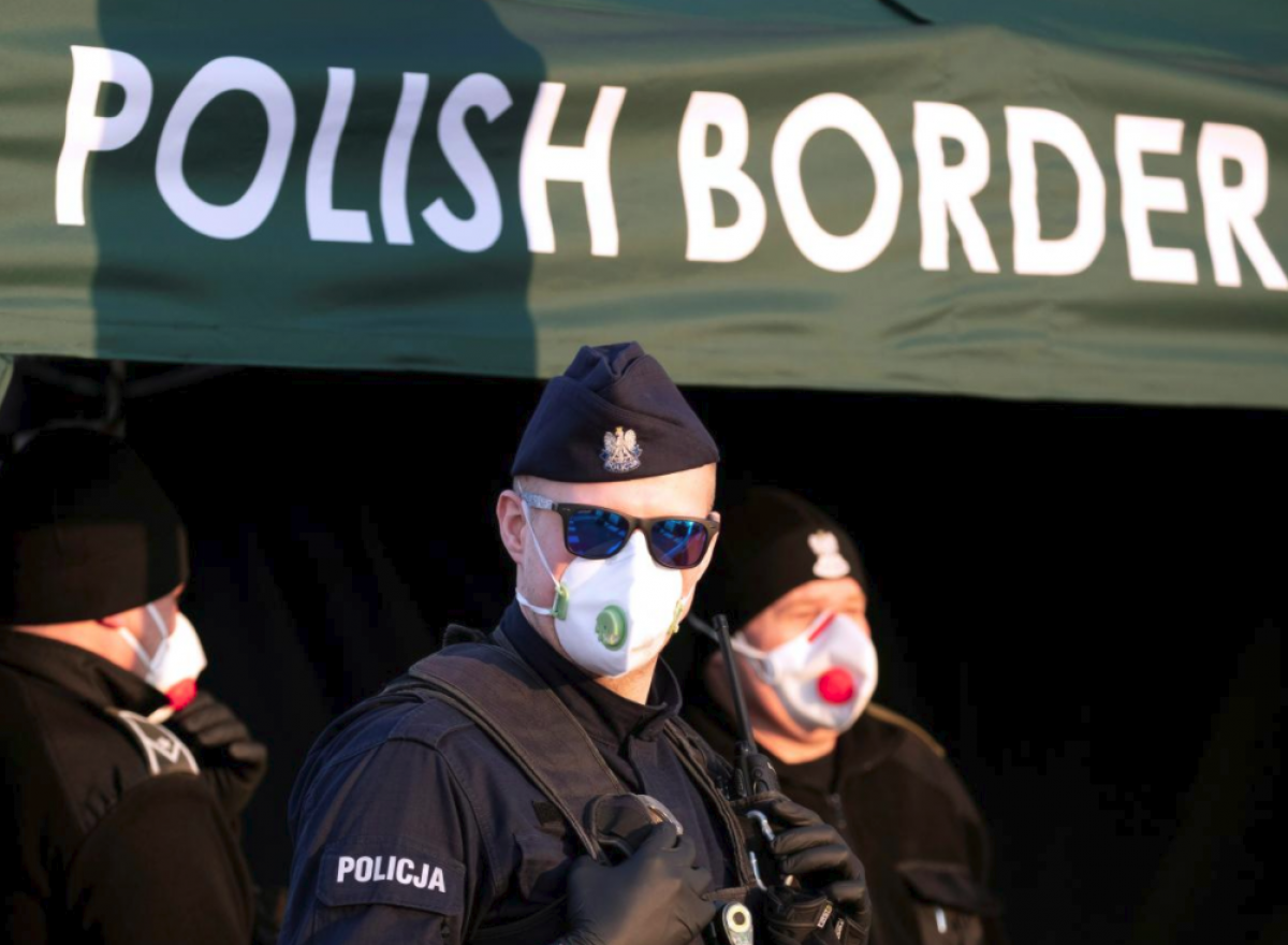 Тысячи украинцев не могут попасть домой через польскую границу, фото 
