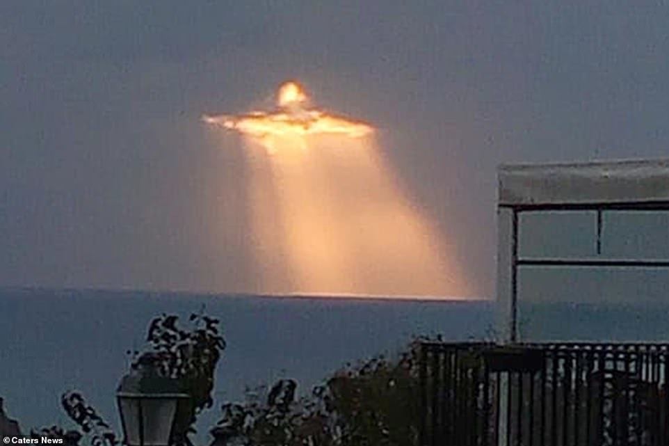 Лик Иисуса Христа появился в небе над Италией: Сеть поражена загадочными фотографиями "второго пришествия"