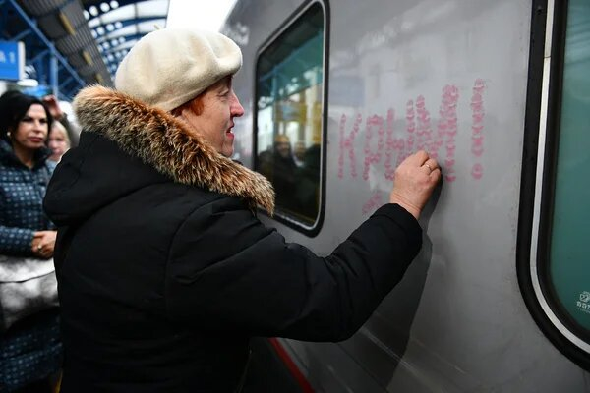 "Коренная крымчанка", целовавшая поезд в Крым, обманула СМИ: кто она на самом деле - фото