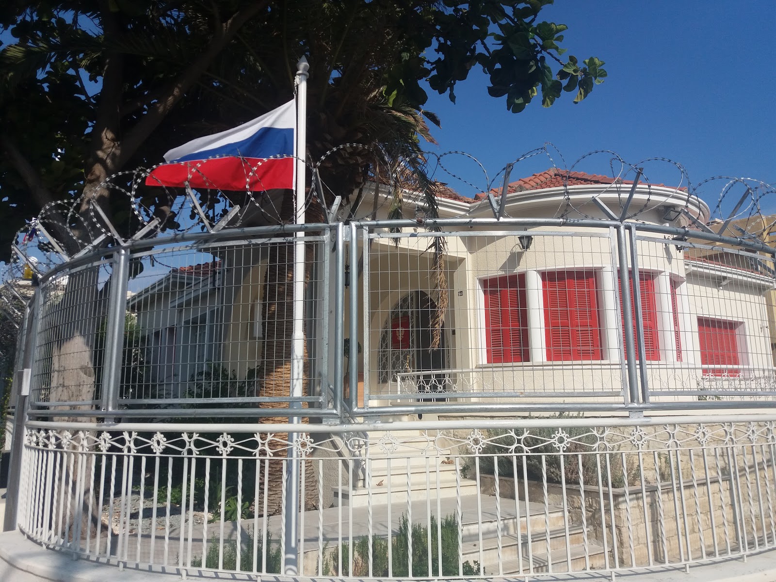 Консульство РФ на Кипре "атаковали": психбольной мужчина протаранил забор, побил стекла и устроил "разборки"