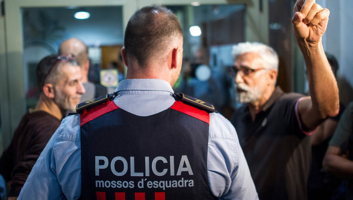 Сепаратистам Испании приказали собирать вещички: уволенных министров Каталонии с позором пустили в кабинеты, а потом выгнали прочь - El Pais