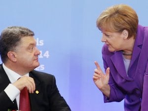 Меркель попросила Порошенко сохранять чувство меры при проведении АТО на Востоке Украины